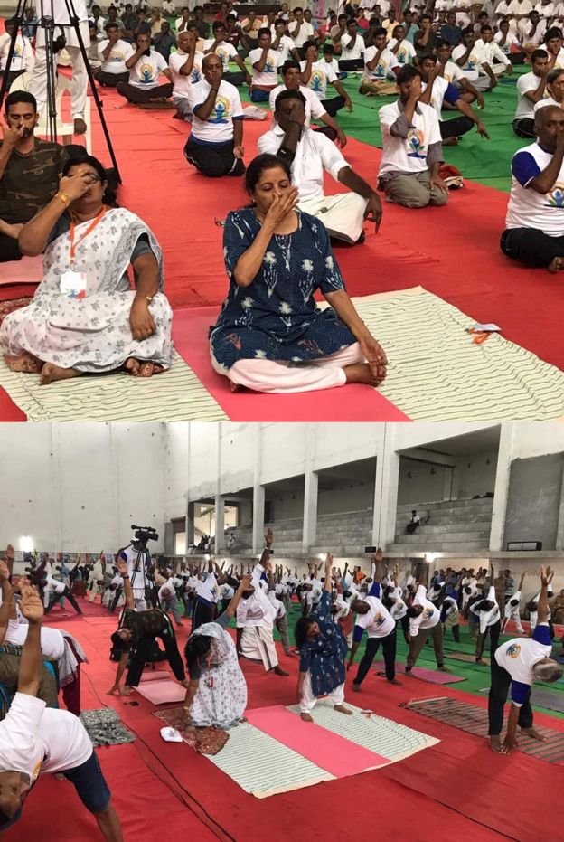 கேரளாவில் யோகா பயிற்சியில் மத்திய அமைச்சர் நிர்மலா சீத்தாராமன்