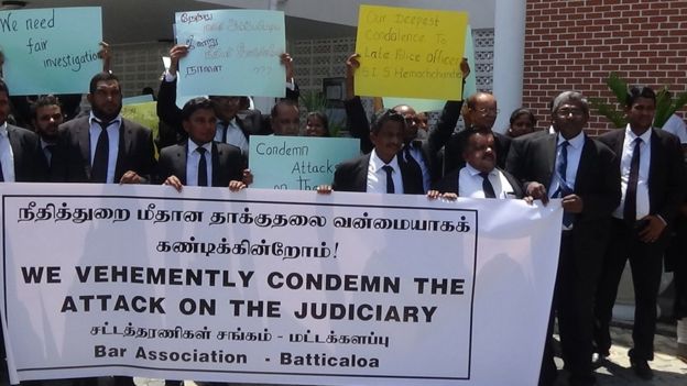மட்டக்களப்பு நீதிமன்றம் முன்பாக சட்டத்தரணிகள் ஆர்பாட்டம்.