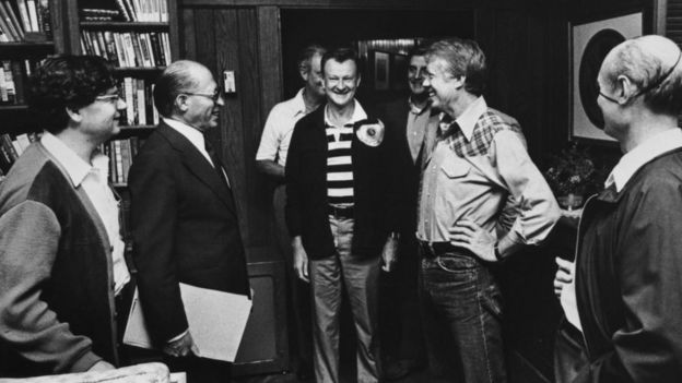 The American and Israeli teams meeting at Camp David, Maryland, USA, during the summit, which resulted in the Camp David Accords, 17th September 1978. At the meeting are: Israeli Prime Minister Menachem Begin (1913 - 1992, second from left), American National Security Advisor Zbigniew Brzezinski (centre), US President Jimmy Carter (second from left) and Israeli Foreign Minister Moshe Dayan (1915 - 1981). Also visible behind Carter is US Vice President Walter Mondale.