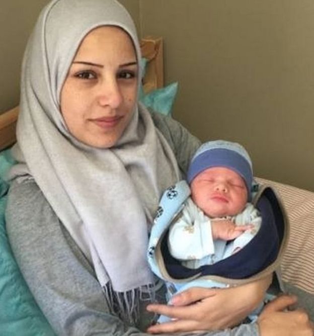 Afraa Bilan tengah menimang bayi Justin Trudeau di rumahnya di Kanada.