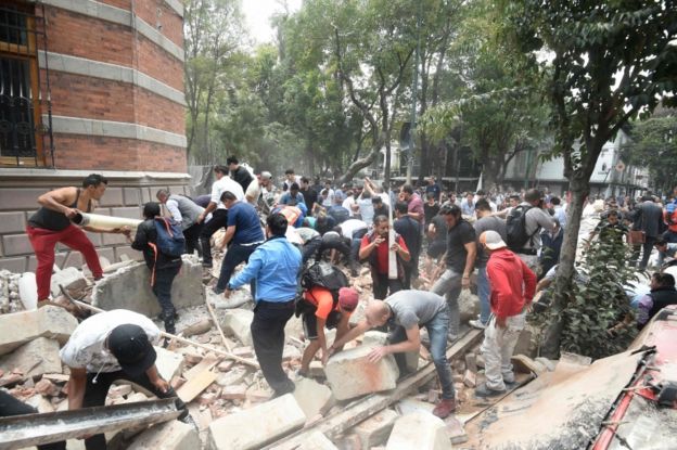Prédios danificados por terremoto na capital mexicana