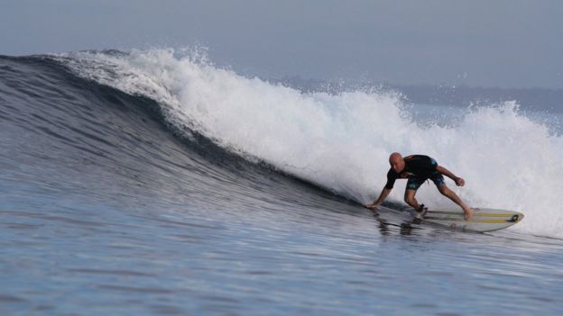 Brett surfing