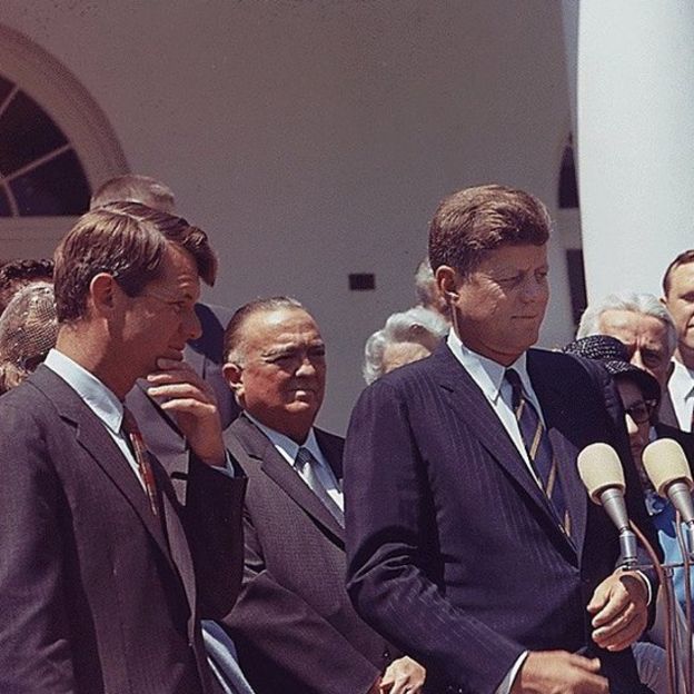 Başkan John F Kennedy (sağda) ve Adalet Bakanı kardeşi Robert F Kennedy