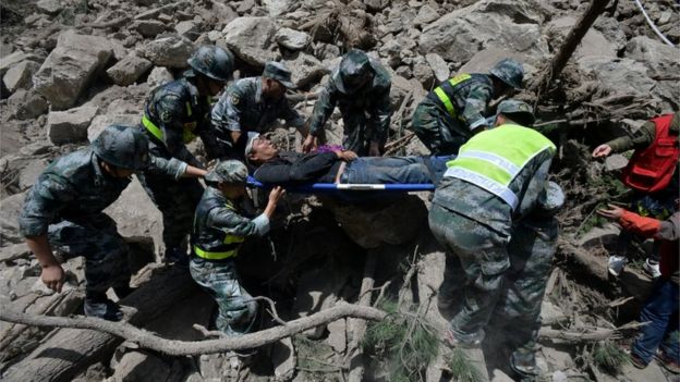 Chineseparamilitary police carry a survivor after an earthquake in Jiuzhaigou county, Ngawa prefecture, Sichuan province, China August 9, 2017