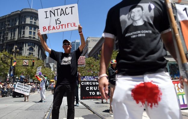 Activistas contra la circuncisión durante el desfile Gay Pride de San Francisco, California, en junio de 2016.
