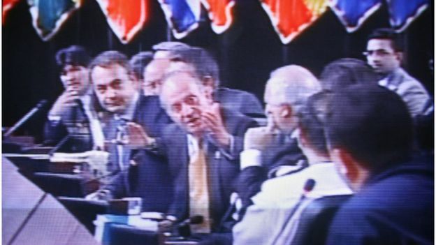 El rey Juan Carlos de España le pregunta al presidente venezolano Hugo Chávez "¿por qué no te callas?" en la Cumbre Iberoamericana de 2007.