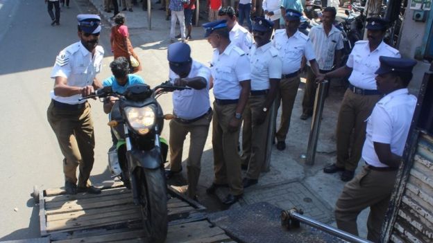 தாய் முன்பாக இளைஞர் மீது தாக்குதல்; வைரலாகும் வீடியோ