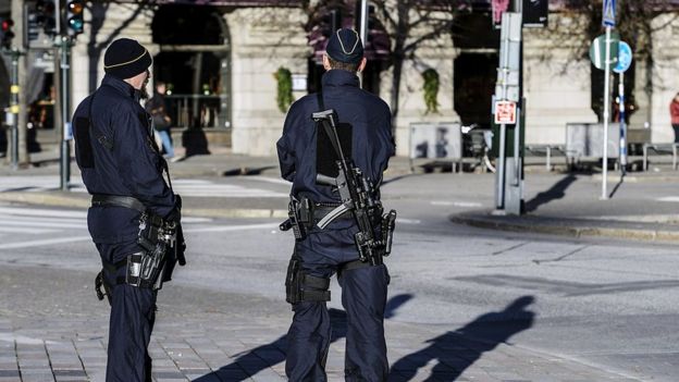 Policías suecos vigilan en Estocolmo.