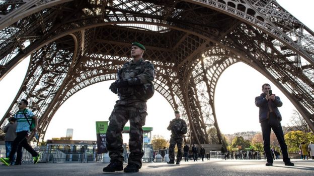Militares vigiam a Torre Eiffel