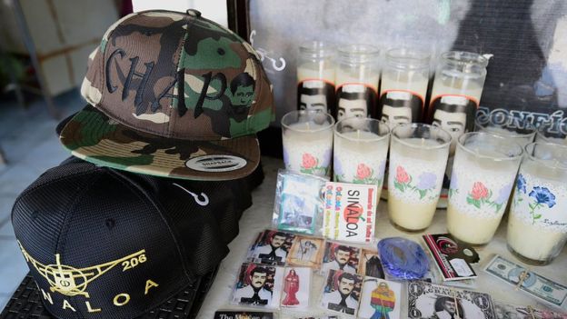 Memorabilia del Chapo Guzmán: gorros, velas, postales.