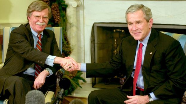2006年12月4日美国时任总统布什（右）和时任驻联合国大使伯尔顿在白宫