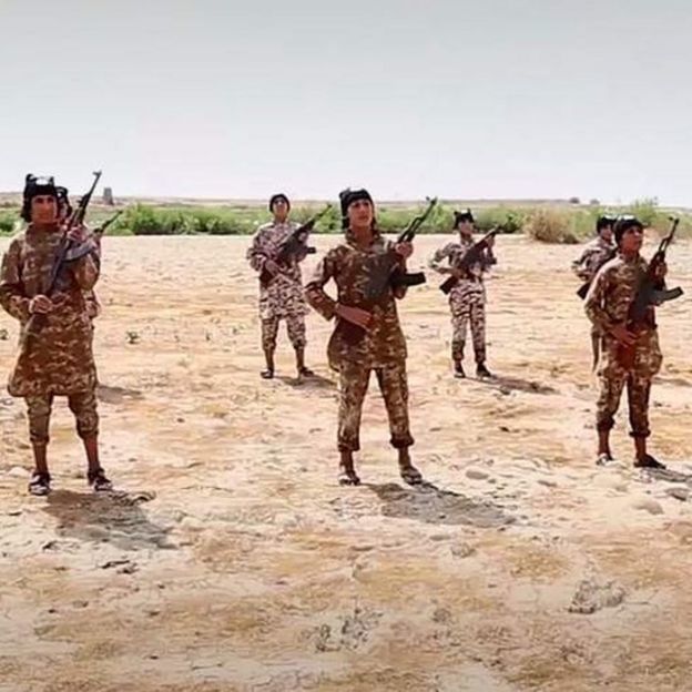 Imagem de um vídeo do Estado Islámico com crianças uniformizadas e empunhando armas