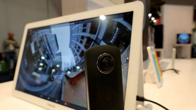 Ricoh Theta, una pequeña cámara rectangular alargada y negra