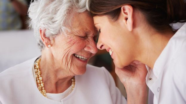 Anciana con chica sonriendo.