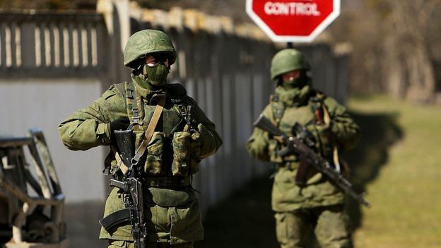Soldados sin identificación en Ucrania.