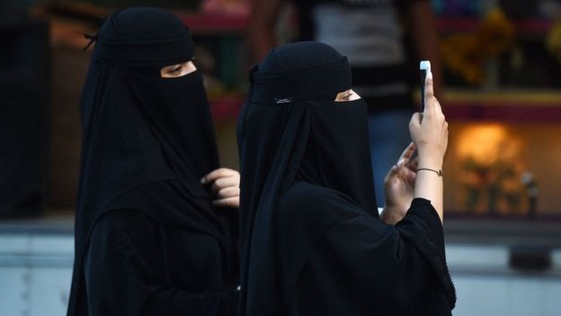 Meski dengan adanya perubahan baru-baru ini, perempuan masih menghadapi pembatasan ketat di Arab Saudi. 