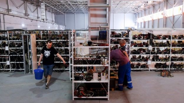 Galpón de minería de bitcoin en Rusia.