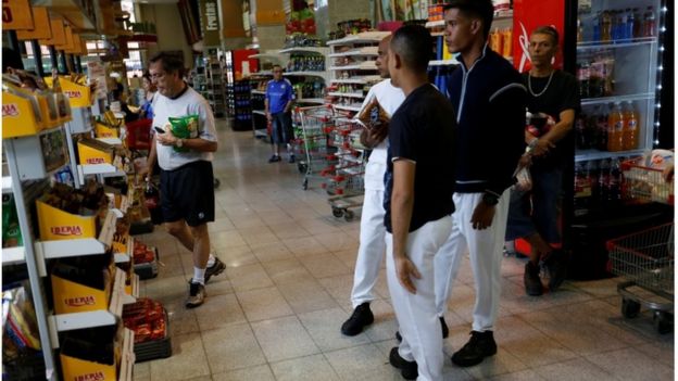 personas hacen compras en el supermercado