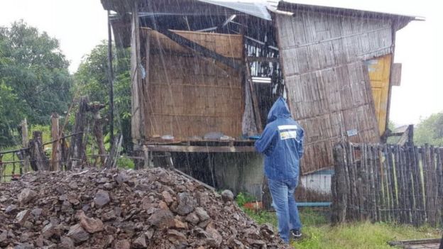 Choza a punto de colapsar en la provincia de Guayas, Ecuador.