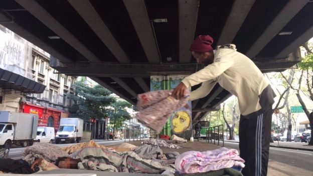 Moradores em situação de rua embaixo do elevado João Goulart