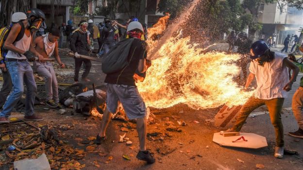 Una motocicleta en llamas en una protesta en Caracas el 4 de mayo de 2017.