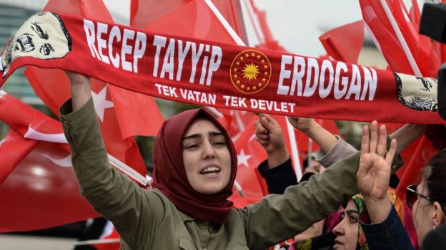 Женщина на демонстрации в поддержку Эрдогана
