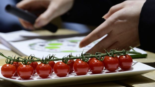 Tomate pequeño.