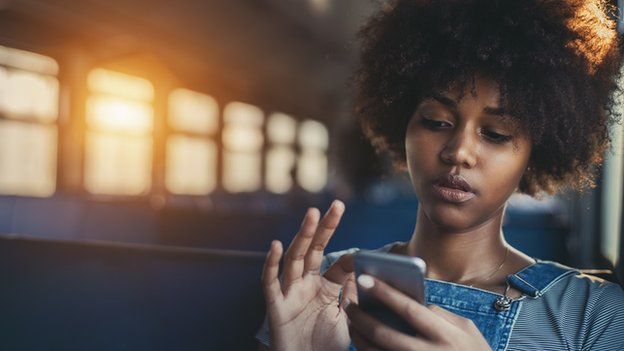 mujer usando smartphone