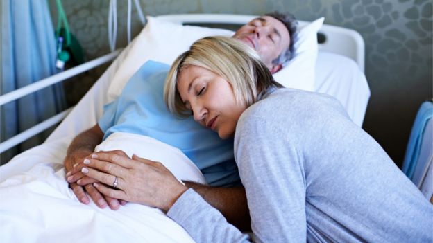 Paciente en coma con su pareja