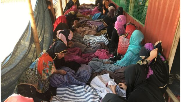 முகாமில் உள்ள பெண்கள்