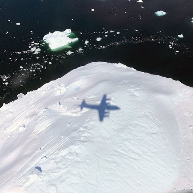 Avión P-3 sobrevolando el sureste de Groenlandia.