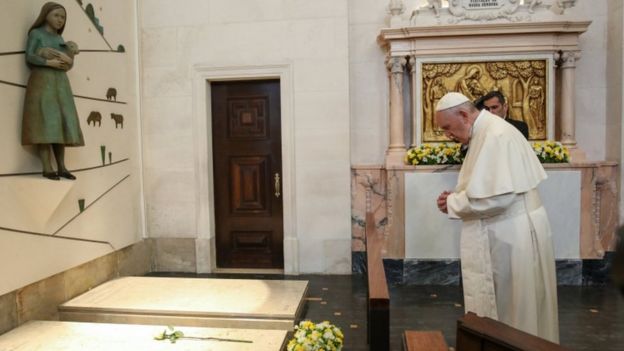 El Papa rezando en el Santuario de Fátima.