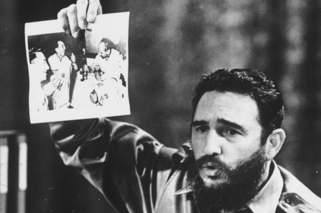 Fidel Castro muestra la foto