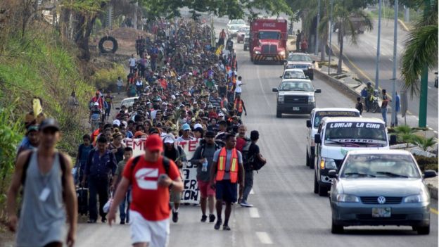Migrantes caminham pela rua de Chiapas