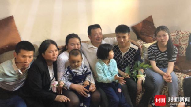 Kang Ying, Wang Mingqing and the rest of her family gather for a family photo