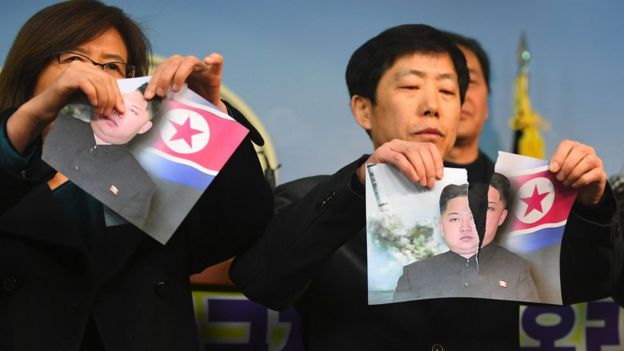 Desertores norcoreanos rompen fotografías de Kim Jong-un.
