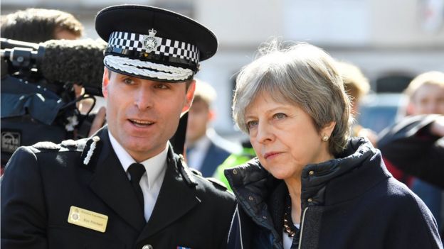 Theresa May con un agente de policía.