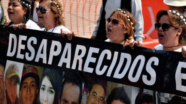 Perşembe günü kayıp yakınları başkent Meksiko'da çocuklarının fotoğraflarıyla bir protesto gerçekleştirdi.