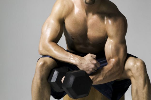 Hombre musculoso levantando pesas
