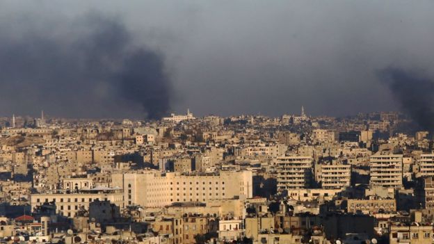 سحب دخان ترتفع في الاحياء الشرقية في حلب