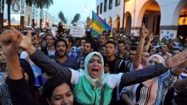 آلاف المغاربة يتظاهرون في الحسيمة بالمغرب _96113645_6137914a-b323-489f-a7c1-138b3a1417f1
