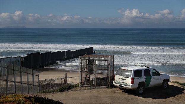 Patrulla fronteriza vigilando la costa que comparten Tijuana y San Diego