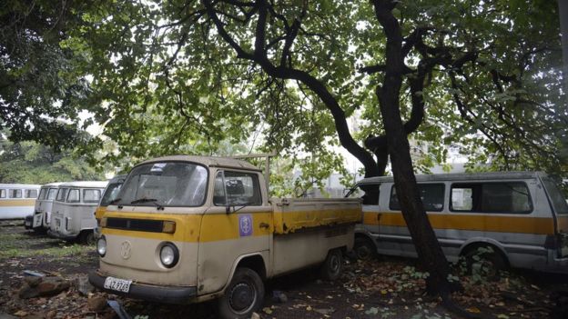 Veículos abandonados no campus da Uerj