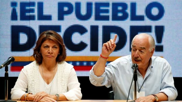 La ex presidenta de Costa Rica, Laura Chinchilla y el ex presidente de Colombia, Andrés Pastrana estuvieron entre los observadores del plebiscito