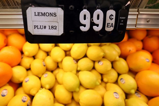 Limones en el supermercado.