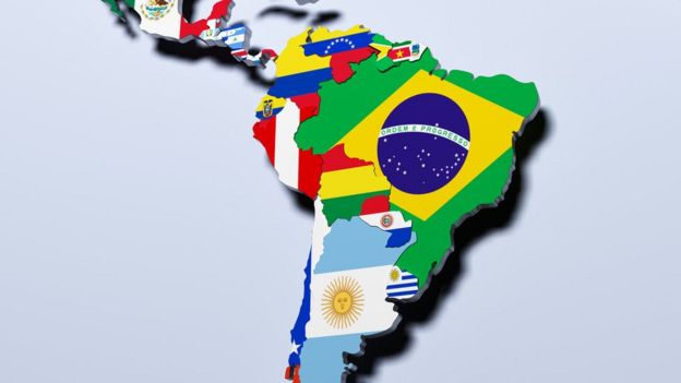 Mapa de América Latina con las banderas de cada país.