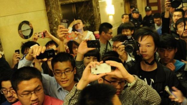 Para penggemar berbondong-bondong menyaksikan Aoi ketika ia menghadiri suatu acara di Cina.
