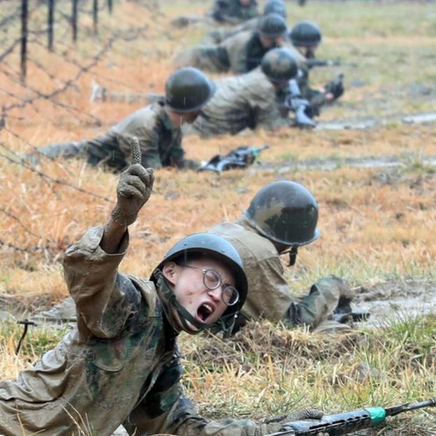 Soldados surcoreanos en ejercicios militares.