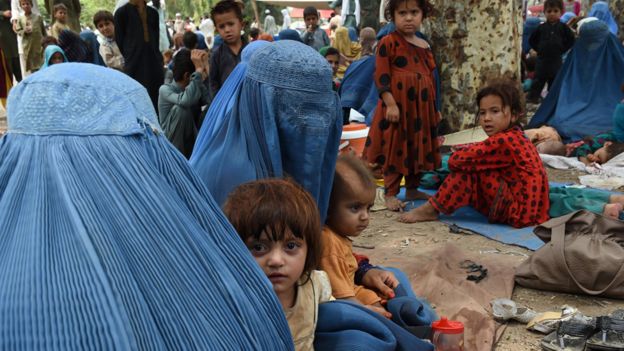 Mujeres cubiertas con burkas con niños en el centro de repatriación de la ONU en Peshawar
