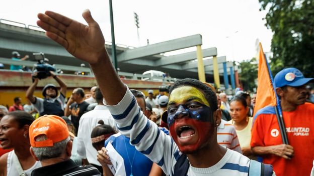 Una persona manifestando en favor de un referendum